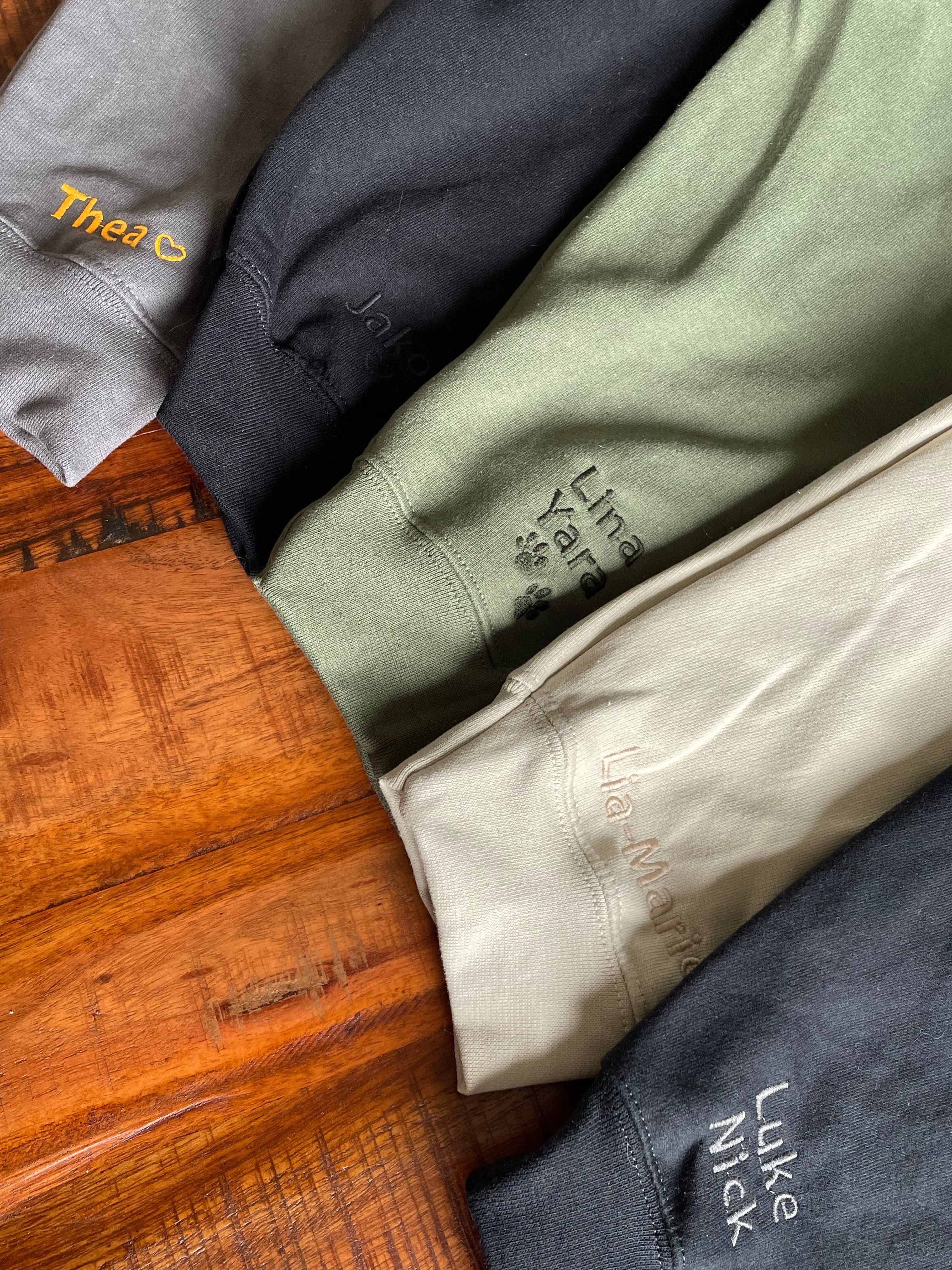 Hier gibt es Beispiele für einen Ärmelstick. Es gibt verschiedene Garn- und Pulloverfarben. Z.B. gibt es eine Kombination aus einem grünem Pullover und dunkel grünem Garn.