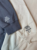 Eine Nahaufnahme von dem Ärmelstick. Der Ärmelstick kann entweder auf den rechten oder linken Ärmel gestickt werden. Das kann sich der Kunde individuell aussuchen.