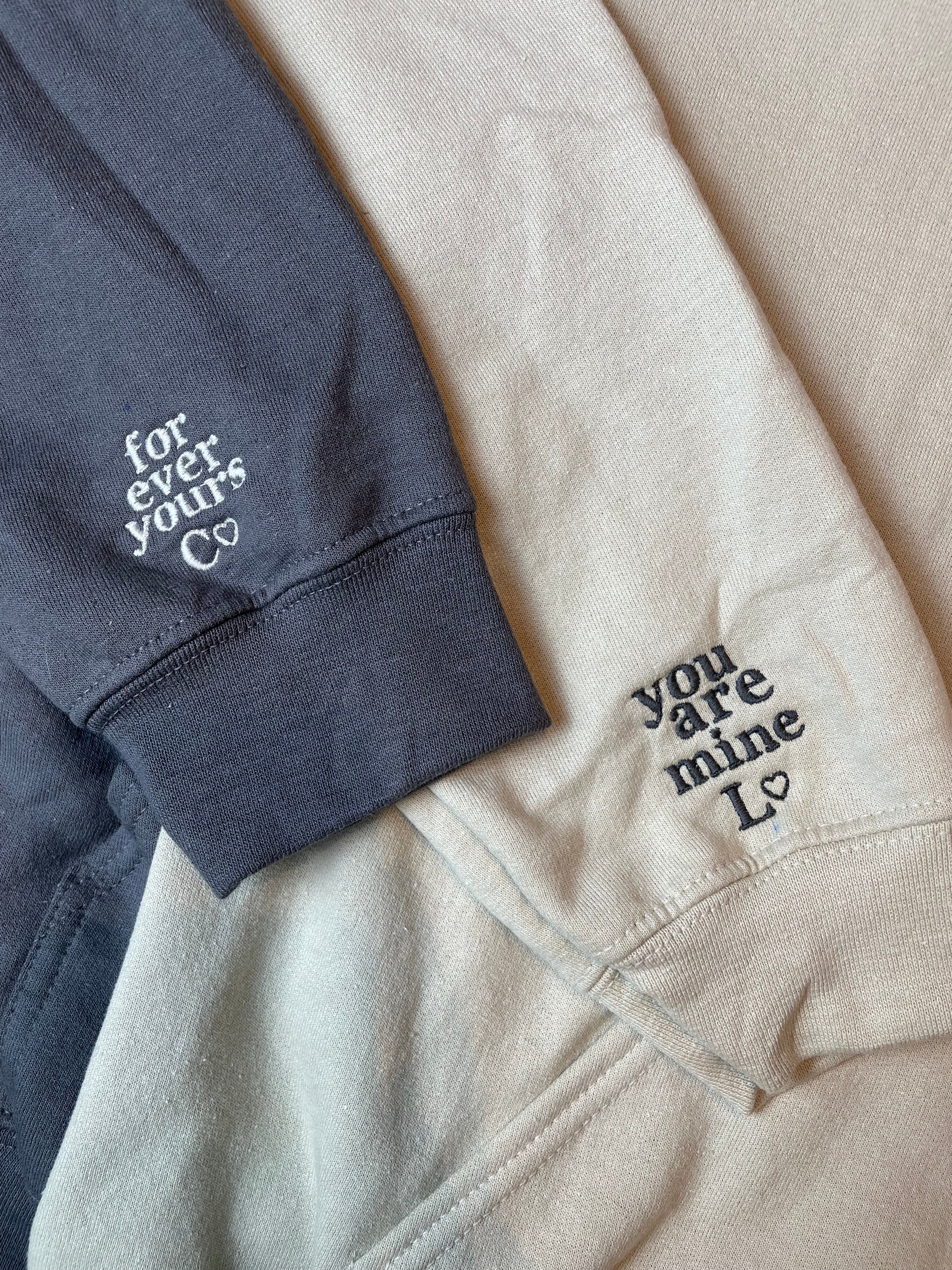 Eine Nahaufnahme von dem Ärmelstick. Der Ärmelstick kann entweder auf den rechten oder linken Ärmel gestickt werden. Das kann sich der Kunde individuell aussuchen.