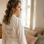 Ein personalisierter Morgenmantel für die Braut Anja. Die Stickerei ist hinten auf dem Rücken. 