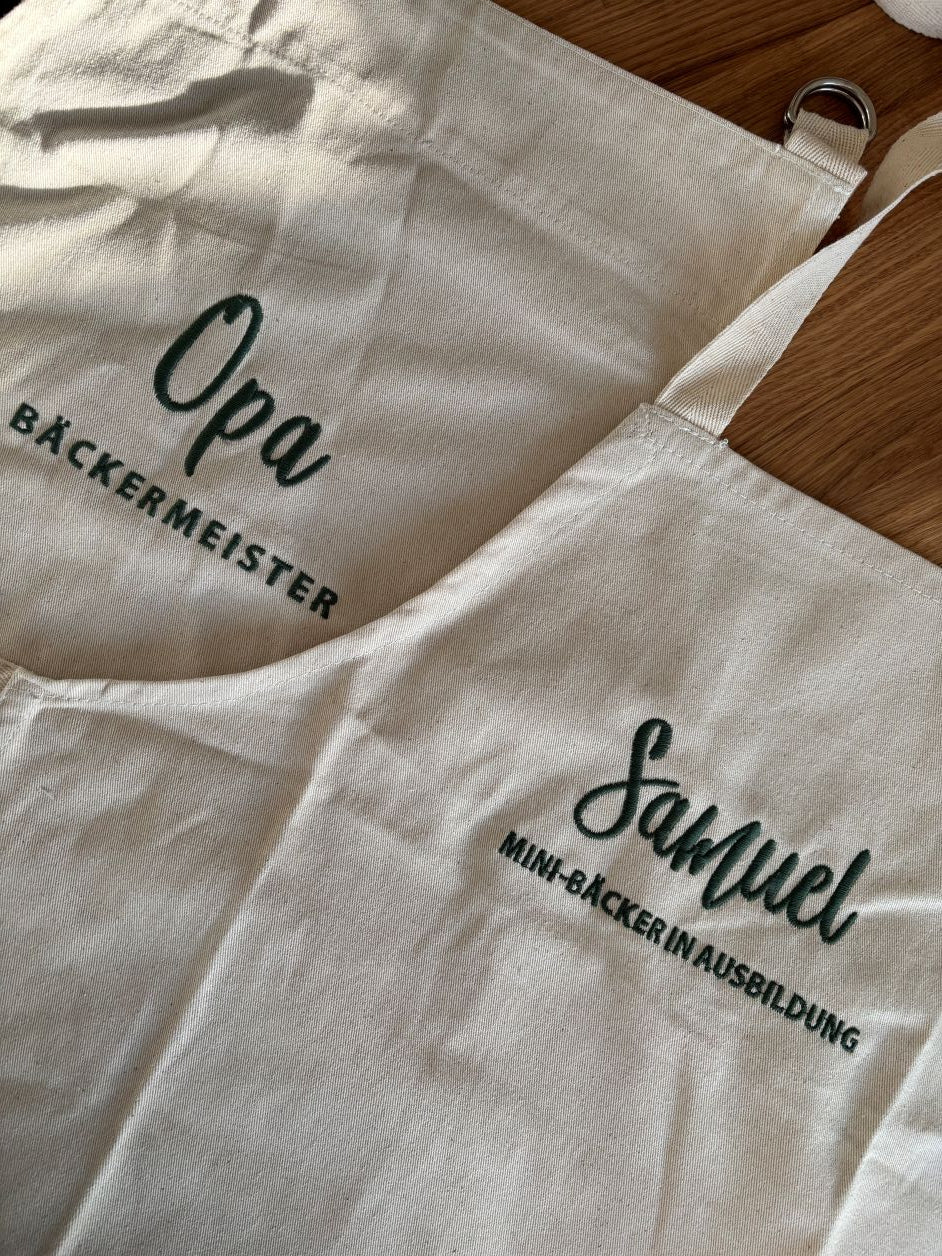 Zwei Bäckerschürzen für Opa den Bäckermeister und für Samuel, dem Neffen, Mini-Bäcker in Ausbildung.