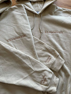 Zwei beige Hoodies mit Kapuze sind mit dem Jahrestag in rumänischen Zahlen bestickt.