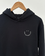 Ein schwarzer Hoodie mit einer Stickerei als Smiley auf der linken Brust: "Cool Grandpas Club". 
