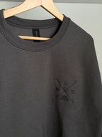 Ein grauer Sweater mit einer personalisierten Stickerei auf der Brust „DAD est 2025“.