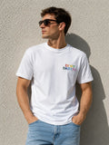 Ein Mann trägt ein weißes personalisiertes T-Shirt, welches bestickt ist. Vorne auf der Brust ist "IN MY DAD ERA" in bunten Farben gestickt. 