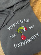 Der Whoville University Grinch Pullover in der Farbe Dunkelgrau. Der Hoodie ist Unisex und von Innen sehr flauschig.