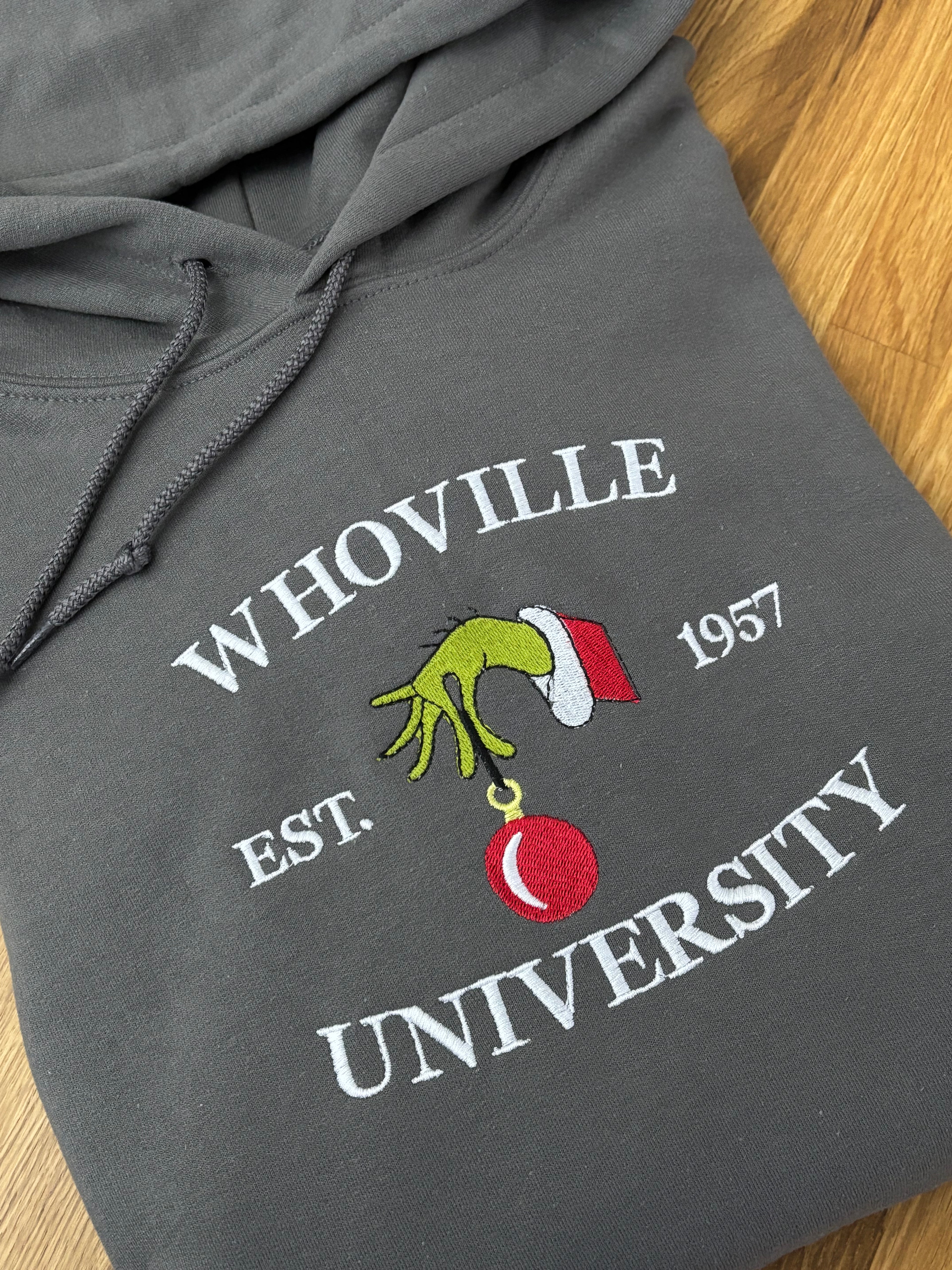 Der Whoville University Grinch Pullover in der Farbe Dunkelgrau. Der Hoodie ist Unisex und von Innen sehr flauschig.
