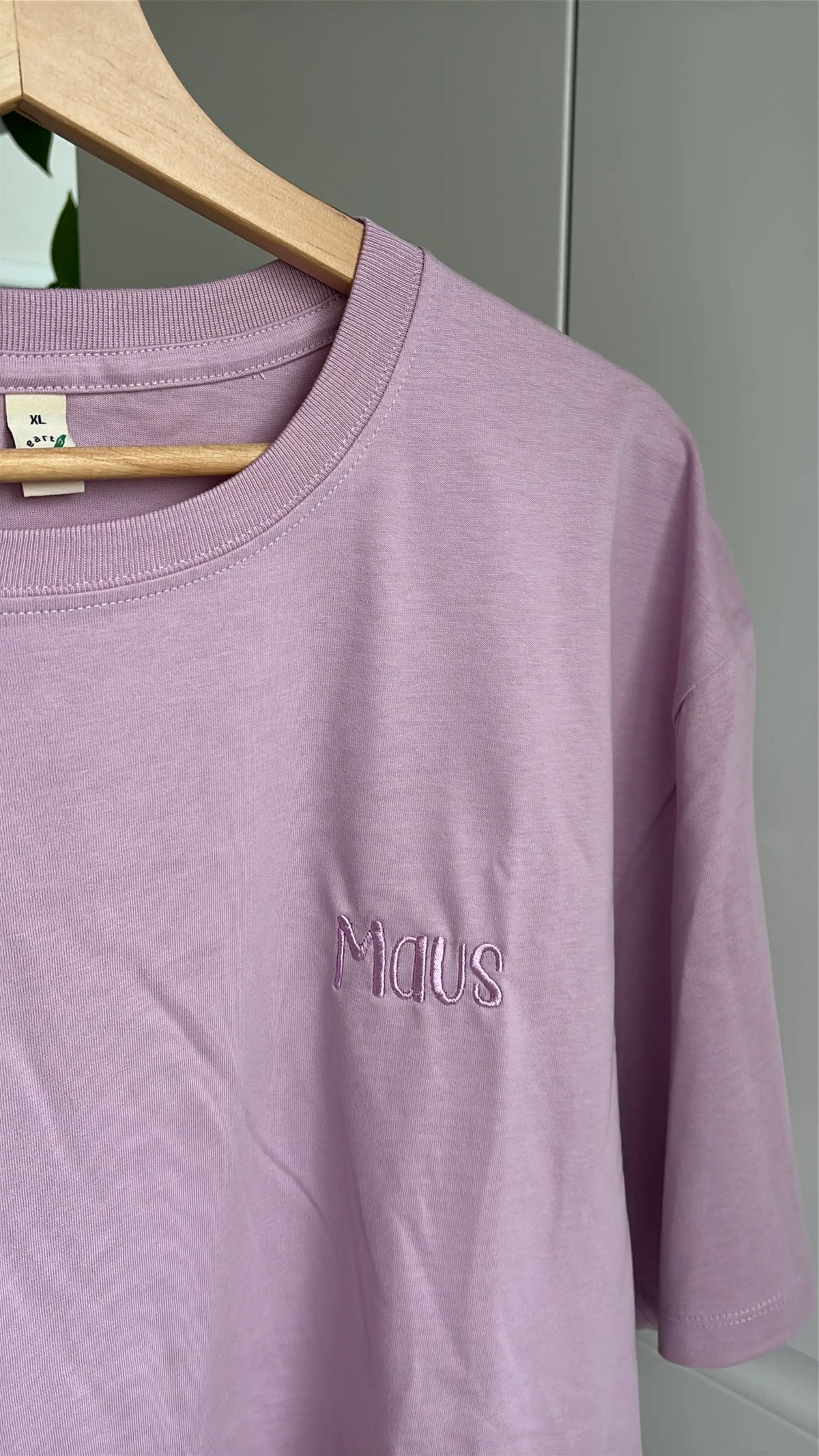 Ein Premium T-Shirt in der Farbe Faded Pink mit einer rosa Stickerei links auf der Brust: Maus.