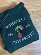 Der Whoville University Grinch Pullover in der Farbe Forest Green. Der Hoodie ist Unisex und von Innen sehr flauschig.