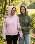 Zwei Schwestern die einen Hoodie tragen, wo auf der Brust "Sister-Hood(ie)" gestickt ist.