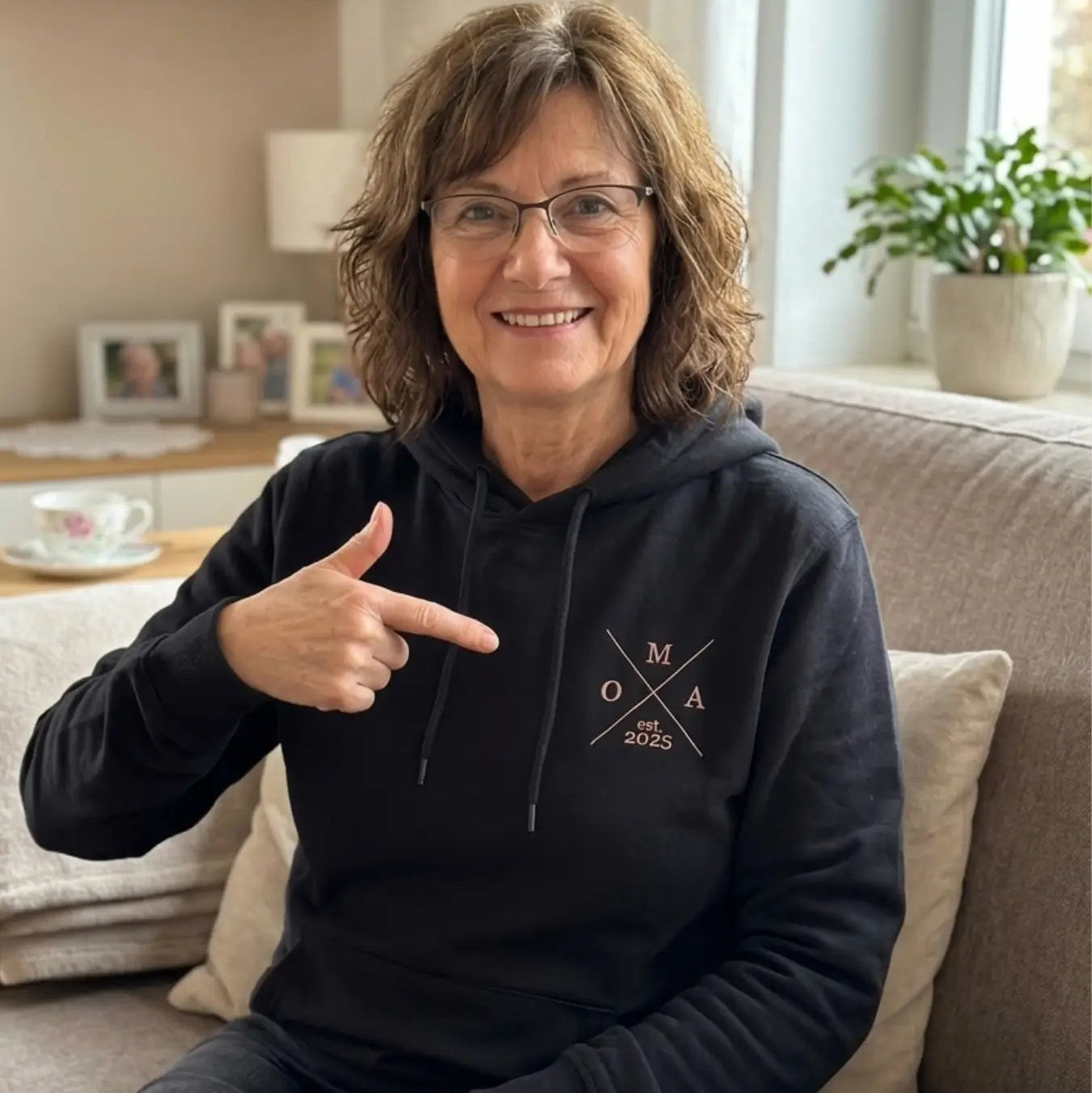 Bestickter Oma Pullover personalisiert mit Enkelnamen und Geburtsjahr.