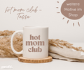 Keramiktasse mit dem Aufdruck Hot Mom Club. Die Tasse hat einen weißen Untergrund und eine beige Schrift. Weitere Motive gibt es bei mir im Shop.