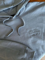 Ein Hoodie in der Farbe Light Blue mit einer Stickerei in der Farbe Light Blue: PAPA est. 2021.