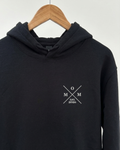 Ein schwarzer Hoodie mit einem Koordinaten Kreuz auf der linken Brust gestickt. Im Kreuz steht Mom est. 2026. Auf dem Ärmel ist der Kindername gestickt.