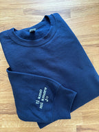 Der Sweater in der Farbe Navy Blue ist mit einer dezenten Stickerei am Ärmel versehen: ti amo mi amore.