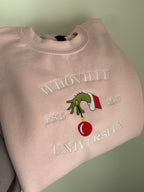 Der Whoville University Grinch Sweater in der Farbe Rosa. Der Pullover ist Unisex und von Innen sehr flauschig. 