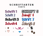 Eine Übersicht der Schriftarten für den Stick. Zusätzlich gibt es 6 Symbole, die gewählt werden können. Es gibt vier verschiedene Herzen, ein Puzzlestück und zwei Pfoten.