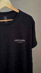 Ein schwarzes besticktes T-Shirt „Legendaddy est. 2026“ in grau.