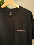 Ein besticktes T-Shirt in der Farbe Schwarz „Legendaddy est. 2026“ in beige.