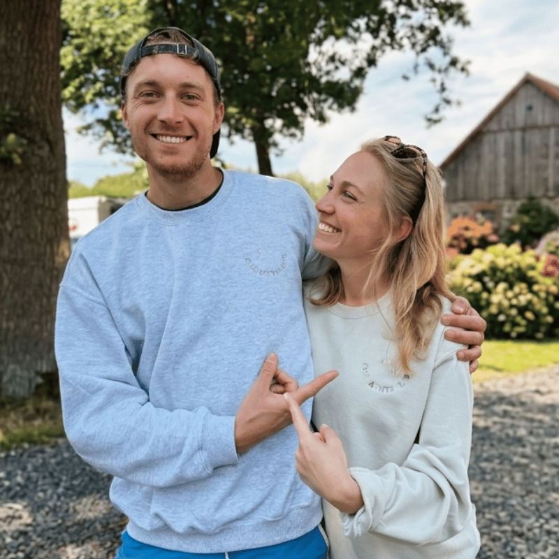 Zwei Geschwister die einen personalisierten Pullover mit einem Smiley haben: Cool Aunts Club & Cool Uncles Club. 