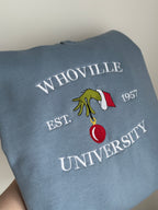 Der Whoville University Grinch Pullover in der Farbe Stone Blue. Der Hoodie ist Unisex und von Innen sehr flauschig. 
