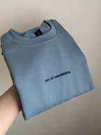 Ein Sweater in der Farbe Stone Blue mit einer Stickerei vorne mittig "ceo of overhinking" in Navy Blue.