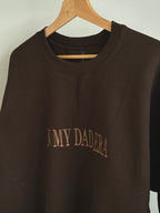 Ein Sweater in der Farbe Dark Chocolate mit einem personalisierten Stick vorne auf der Brust mittig in braun "In my Dad era".