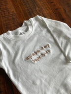 Ein weißes Sweatshirt mit dem Stick "my mom is my superhero".