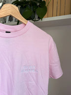 Ein rosa T-Shirt mit einer weißen Stickerei vorne links auf der Brust "In My Dad Era" in Großbuchstaben.
