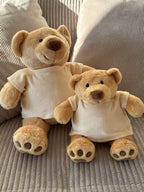 Hier sind die zwei verschieden großen Teddybären mit T-Shirts zu sehen. Es ist nichts bestickt worden.