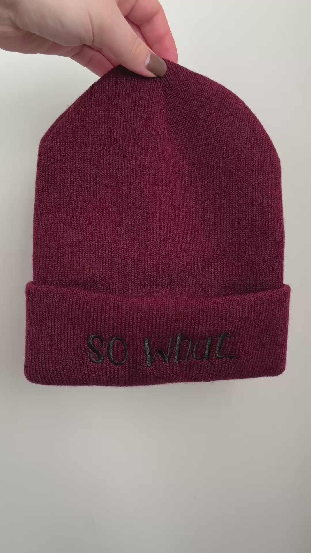 Eine Kinder Mütze in der Farbe Burgundy.