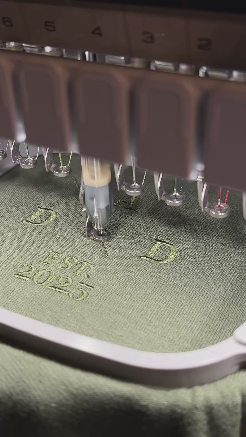 Ein Sweater in der Farbe Military Green, welches mit einem Koordinaten Kreuz bestickt wird.