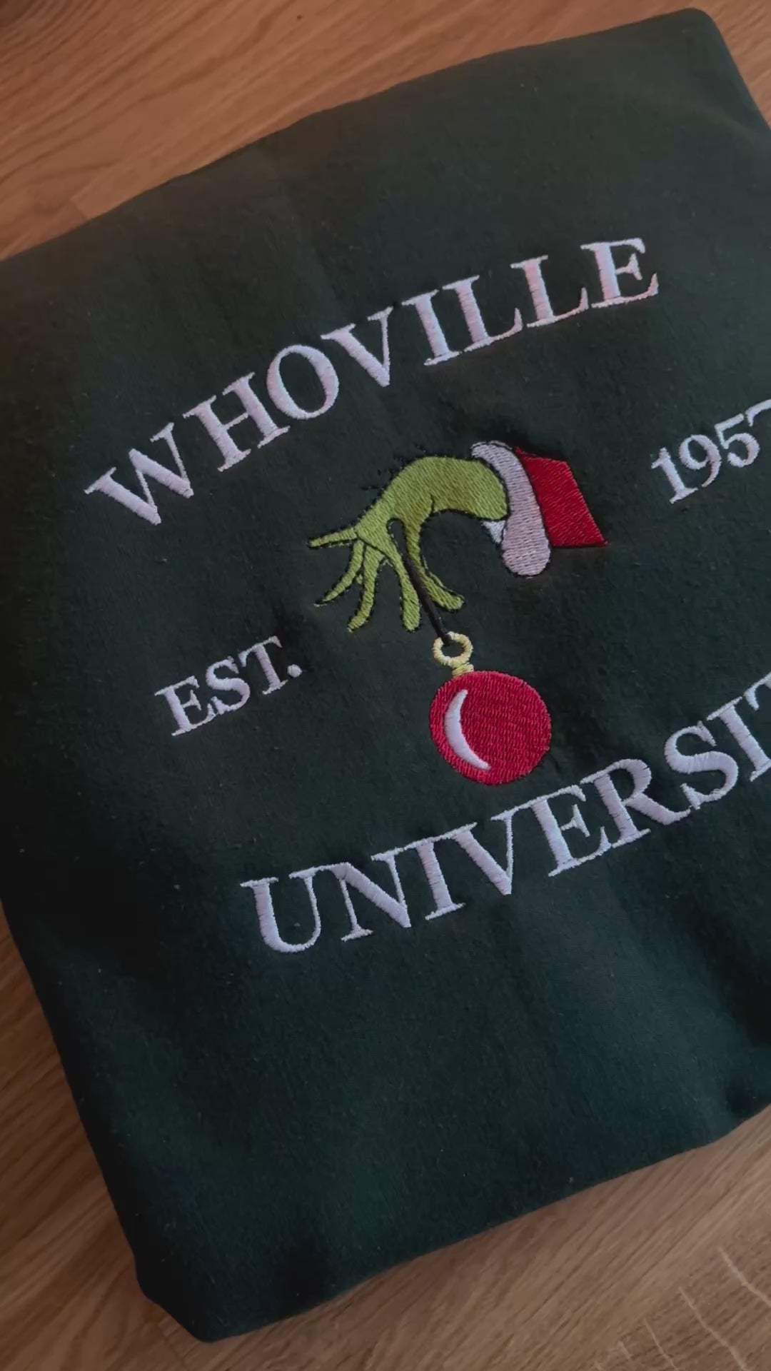 Ein bestickter Hoodie mit Kapuze "Whoville University".