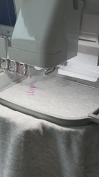 Ein Video von dem personalisierten Pullover Anti Social Club.