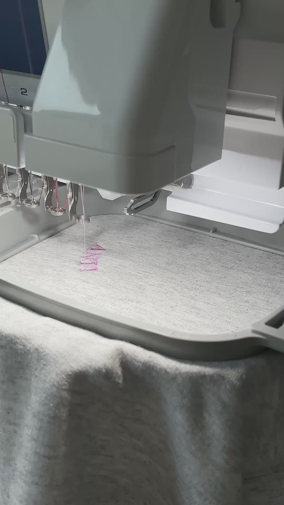 Ein Video von dem personalisierten Pullover Anti Social Club.