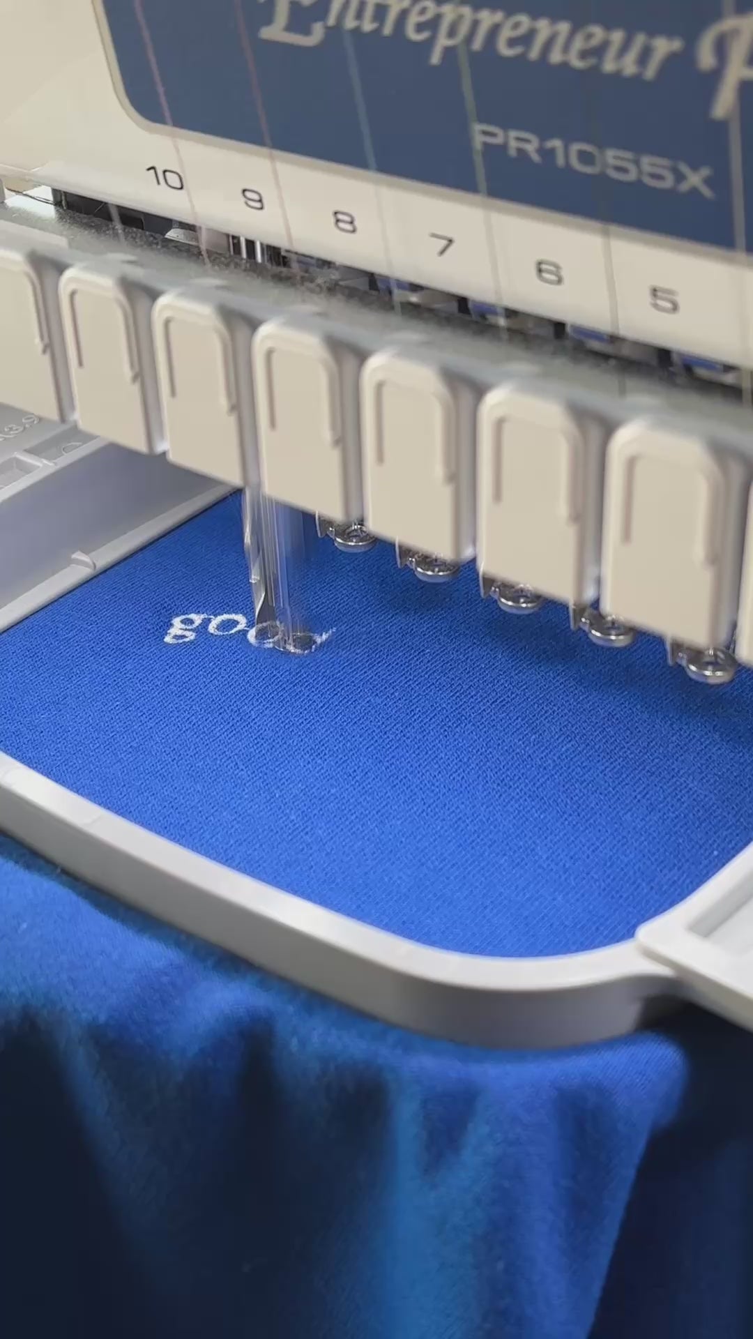 Ein Sweater in der Farbe Royal Blue mit einer Stickerek in weiß links: good Energy Club.