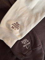 Zwei Ärmel in beige und dark chocolate liegen aufeinander. Auf dem beigen Hoodie ist in braun "for ever yours M" und auf dem dunkelbraunem in beige "you are mine L" gestickt.