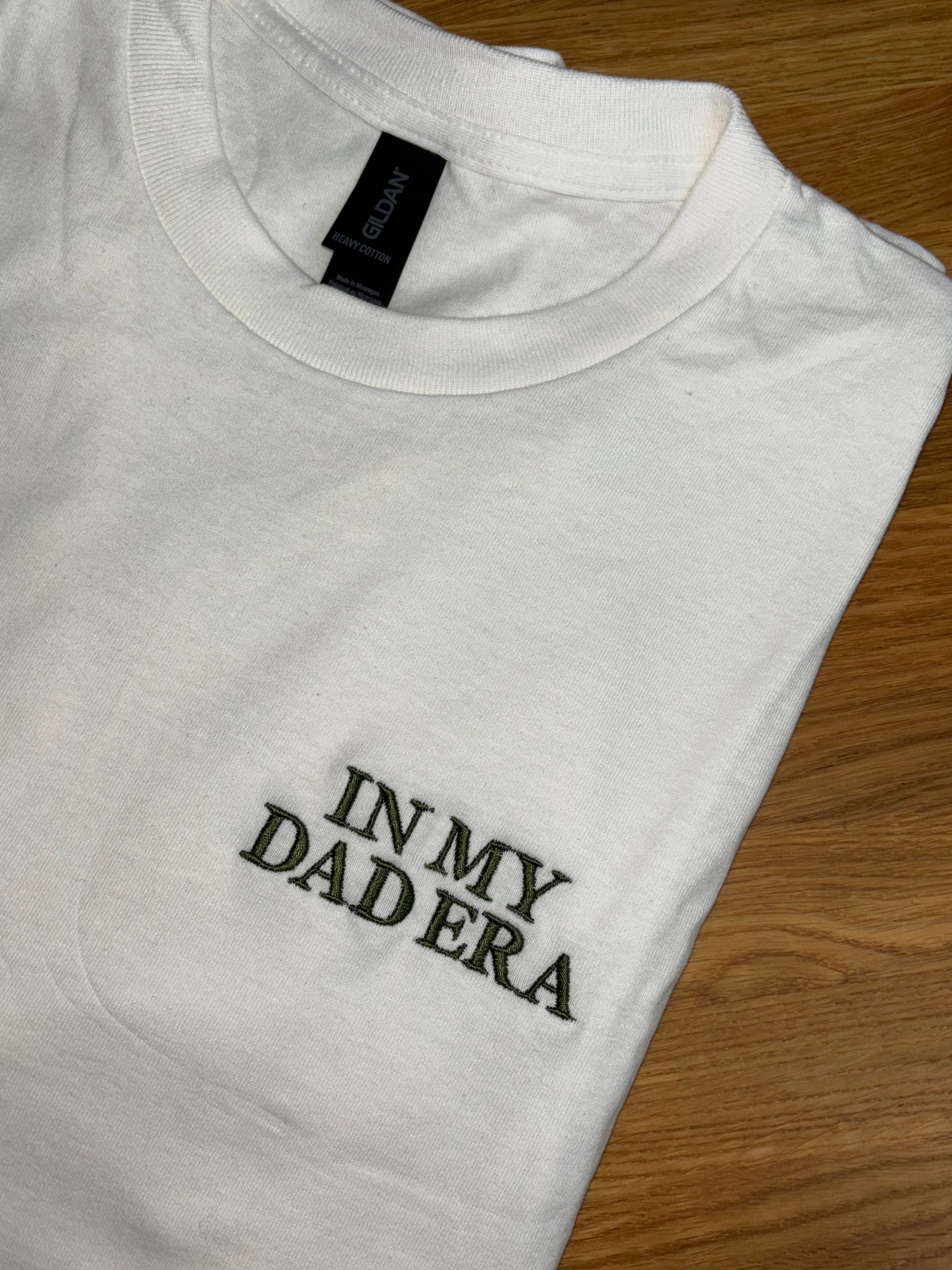 Ein weißes T-Shirt mit einer personalisierten Stickerei "IN MY DAD ERA". 